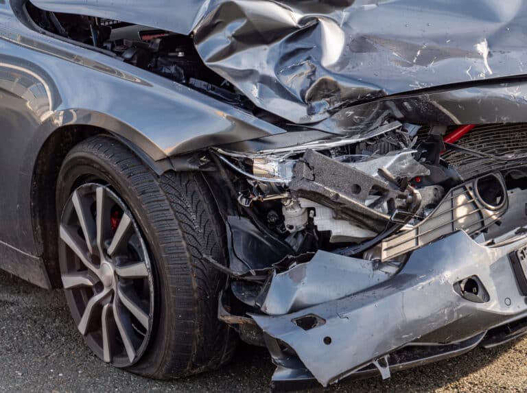 Auto mit Unfallschaden vorne rechts, Nahaufnahme