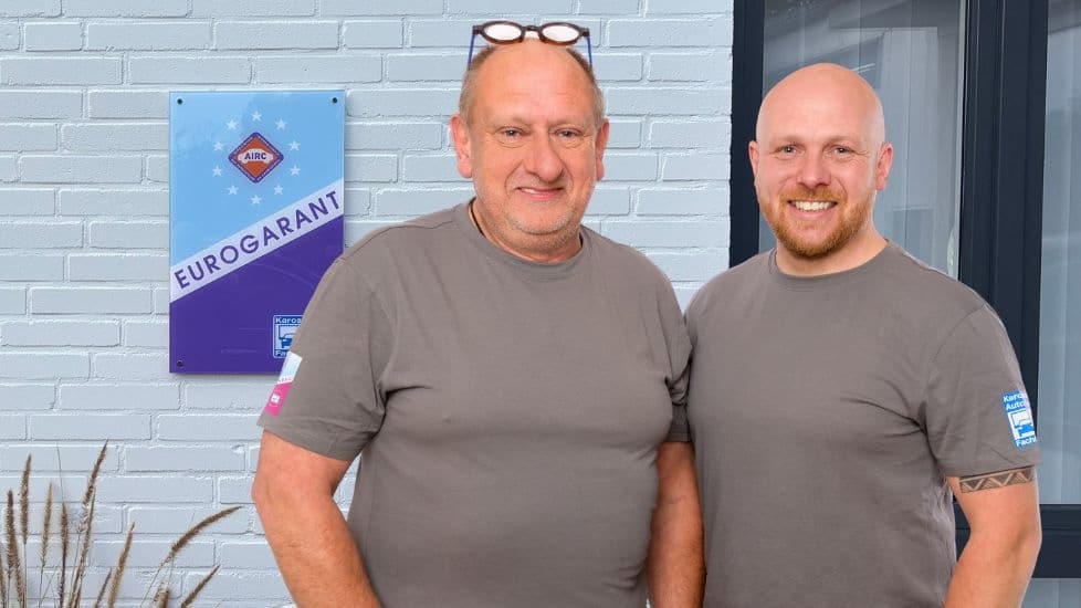 Claudio und Jasper Jöhnk vor der Karosserie- und Lackierwerkstatt Jöhnk mit Eurogarant Plakette